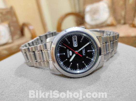 Stunning Seiko 5 with a black dial(Made in japan)